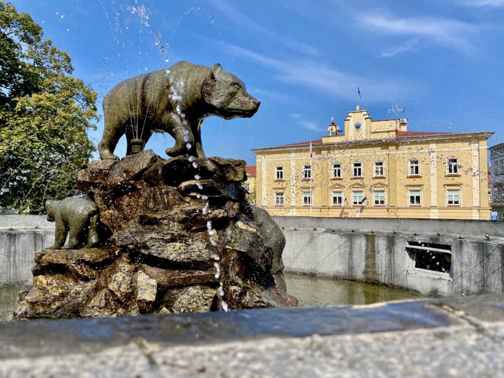 Fontanna z niedźwiedzicą i niedźwiadkami na rynku w Przemyślu