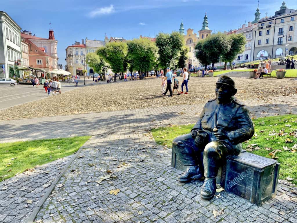 Pochyły rynek w Przemyślu z pomnikiem Wojaka Szwejka