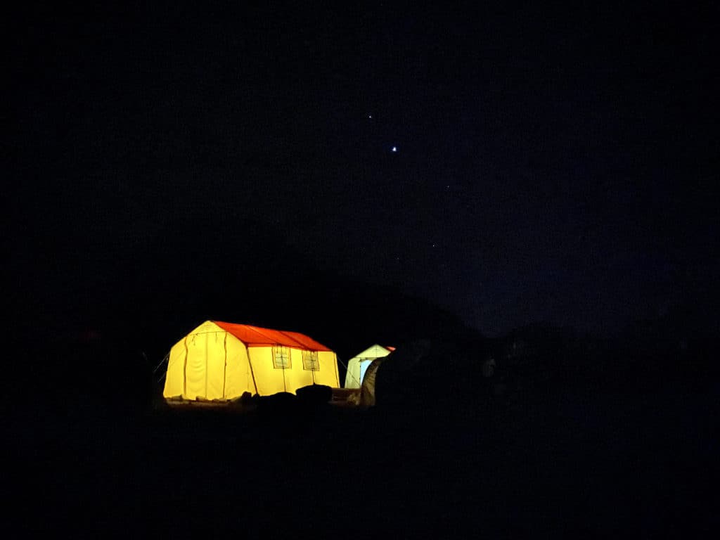 Namiot bazowy nocą