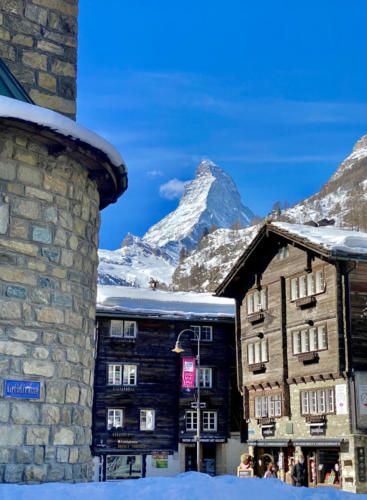Zermatt, widok na Matterhorn z centrum miasta